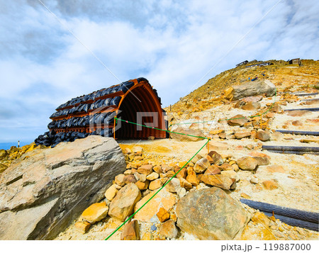 秋の御嶽山登山：剣ヶ峰の避難シェルター 119887000