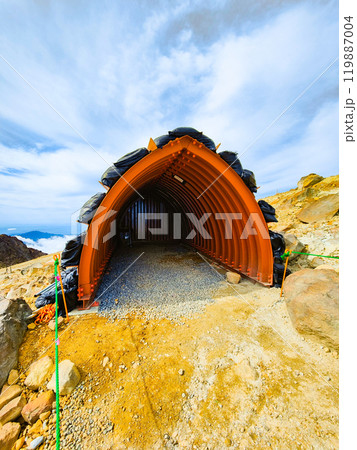 秋の御嶽山登山：剣ヶ峰の避難シェルター 119887004