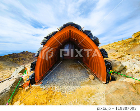 秋の御嶽山登山：剣ヶ峰の避難シェルター 119887005