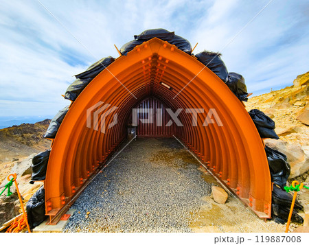 秋の御嶽山登山：剣ヶ峰の避難シェルター 119887008