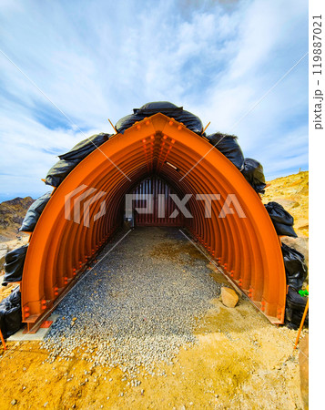 秋の御嶽山登山：剣ヶ峰の避難シェルター 119887021