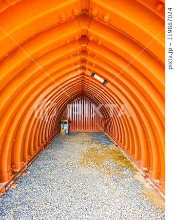 秋の御嶽山登山：剣ヶ峰の避難シェルター 119887024