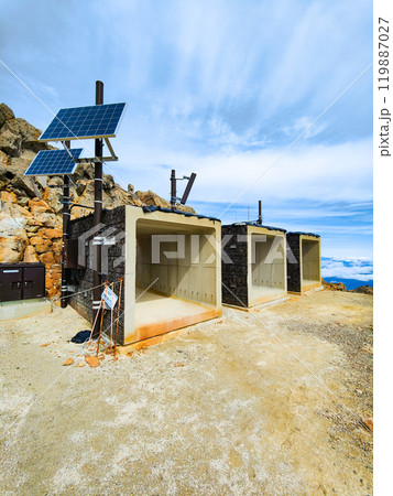 秋の御嶽山登山：剣ヶ峰の避難シェルター 119887027