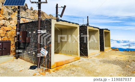 秋の御嶽山登山：剣ヶ峰の避難シェルター 119887037