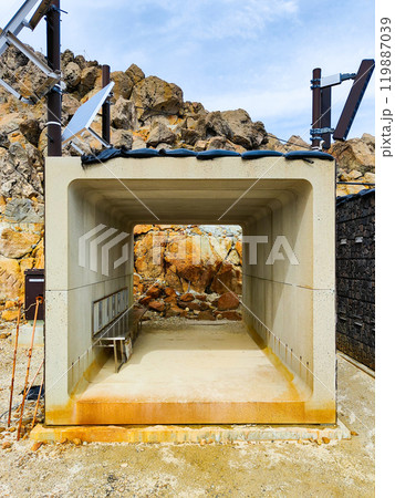秋の御嶽山登山:剣ヶ峰の避難シェルター 秋の御嶽山登山:剣ヶ峰の避難シェルター 119887039