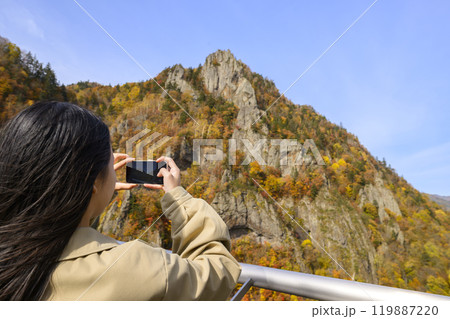 秋の【北海道 豊平峡】を観光する女性 119887220