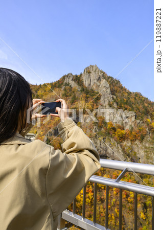 秋の【北海道 豊平峡】を観光する女性 秋の【北海道 豊平峡】を観光する女性 119887221