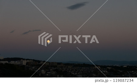 街が見える月の昇る満月 119887234