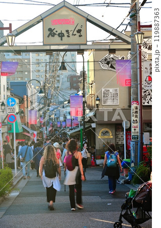 谷中ぎんざの入り口　東京都の人気スポット「谷根千」の秋の夕方 119887363