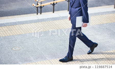 ビジネスイメージ パソコンを持って歩く若い男性 ビジネスイメージ パソコンを持って歩く若い男性 119887514