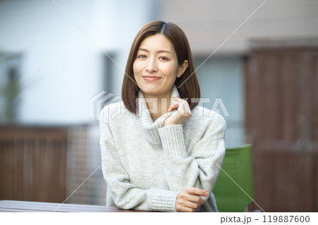 セーターを着た40代女性のビューティー セーターを着た40代女性のビューティー 119887600
