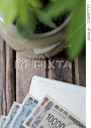 観葉植物と預金通帳と新札 家計イメージ 観葉植物と預金通帳と新札 家計イメージ 119887717