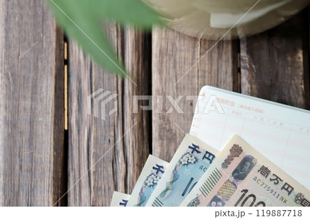 観葉植物と預金通帳と新札 家計イメージ 観葉植物と預金通帳と新札 家計イメージ 119887718