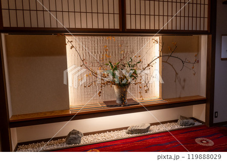 伝統的な日本のインテリア: 床の間と生け花 伝統的な日本のインテリア: 床の間と生け花 119888029