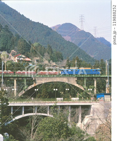 青梅線を走る貨物列車 119888252