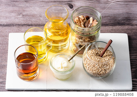 いろいろなオイル　調理用　各種の油脂　ウッド背景 俯瞰 119888408