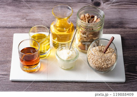 いろいろなオイル　調理用　各種の油脂　ウッド背景　俯瞰　アーチ 119888409