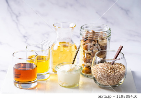 いろいろなオイル　調理用　各種の油脂　白背景 119888410