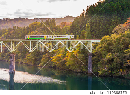 紅葉の萌える山々と只見線第二橋梁を渡る機関車 119888576