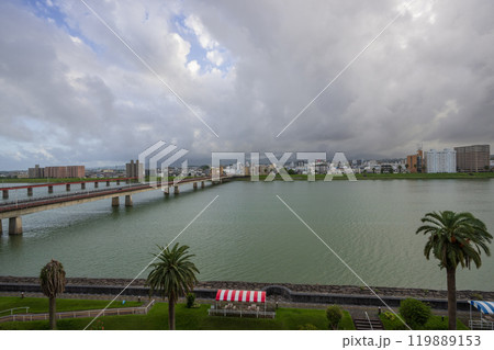 南国の大きな川を望む風景 119889153
