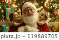 クリスマスを祝うサンタクロースと子ども天使たち 119889705