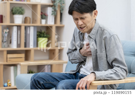 体調不良のミドル男性 胸痛 体調不良のミドル男性 胸痛 119890155