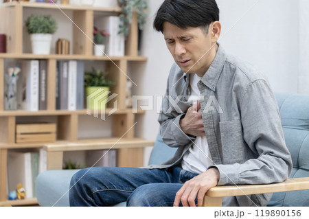 体調不良のミドル男性 胸痛 体調不良のミドル男性 胸痛 119890156