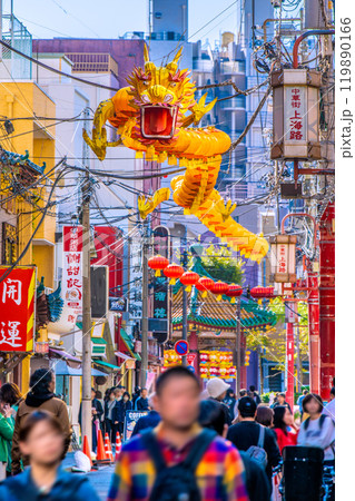 日本の横浜都市景観 2025春節燈花・中華街上海路にお目見えした龍のランタン＝11月3日、早朝 119890166