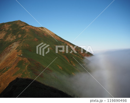 秋の仙ノ倉山と霧虹 秋の仙ノ倉山と霧虹 119890498