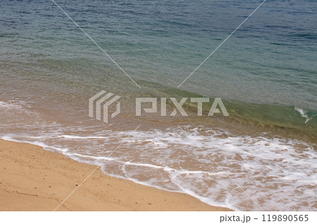 来島海峡馬島の波が打ち寄せる砂浜 119890565