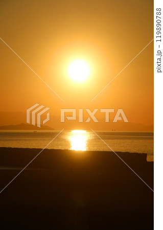 瀬戸内海の夕日・豊浜・余木崎（香川県・観音寺市） 119890788