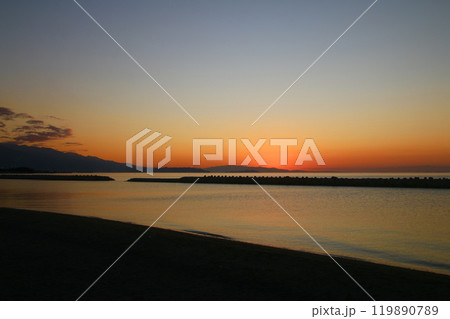 瀬戸内海の夕日・豊浜・余木崎（香川県・観音寺市） 119890789