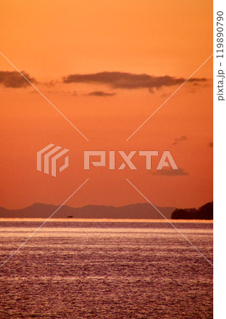 瀬戸内海の夕日・豊浜・余木崎(香川県・観音寺市) 瀬戸内海の夕日・豊浜・余木崎(香川県・観音寺市) 119890790