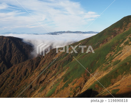 秋の平標山と滝雲1 119890818