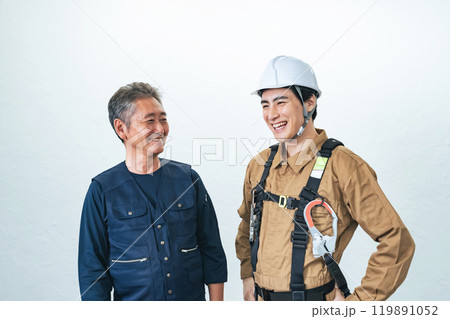 笑顔の職人と作業員 119891052