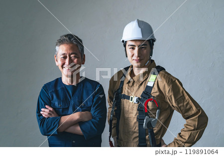 笑顔の職人と作業員 笑顔の職人と作業員 119891064