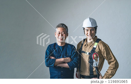 笑顔の職人と作業員 笑顔の職人と作業員 119891065