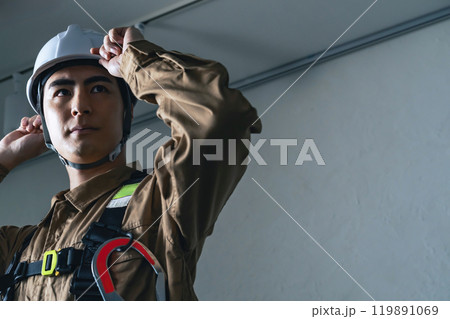 ヘルメットをかぶる男性作業員 119891069