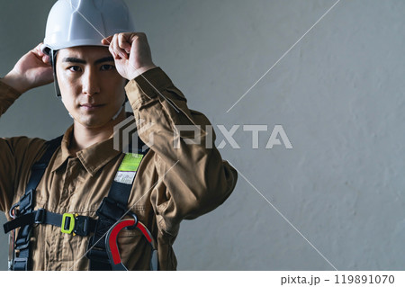 ヘルメットをかぶる男性作業員 119891070