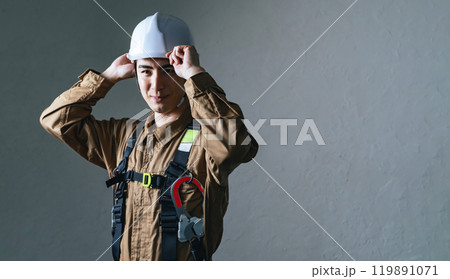 ヘルメットをかぶる男性作業員 ヘルメットをかぶる男性作業員 119891071