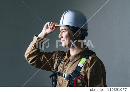 ヘルメットをかぶる男性作業員 119891077