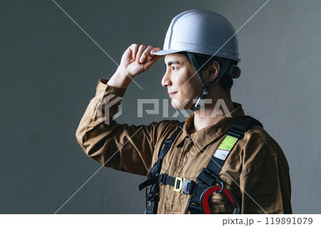 ヘルメットをかぶる男性作業員 119891079