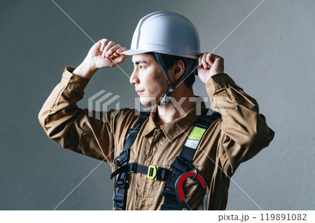 ヘルメットをかぶる男性作業員 ヘルメットをかぶる男性作業員 119891082