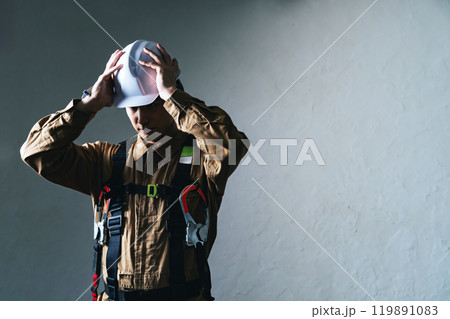 ヘルメットをかぶる男性作業員 119891083
