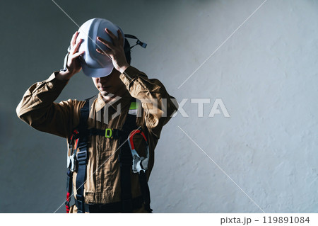 ヘルメットをかぶる男性作業員 119891084
