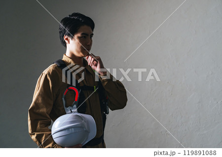 作業服を着て考える男性作業員 作業服を着て考える男性作業員 119891088