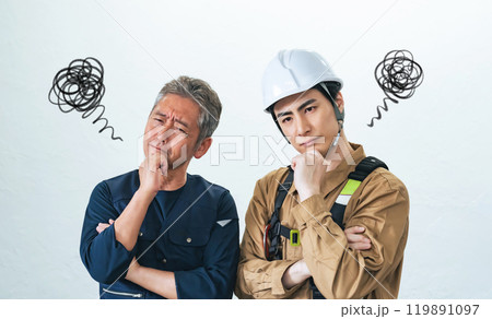 困った表情の職人と作業員 119891097