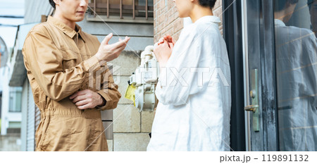 住宅前で説明する作業員 住宅前で説明する作業員 119891132