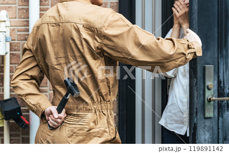 住宅に押し入る男性 住宅に押し入る男性 119891142