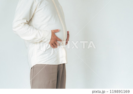 お腹の出た男性 119891169
